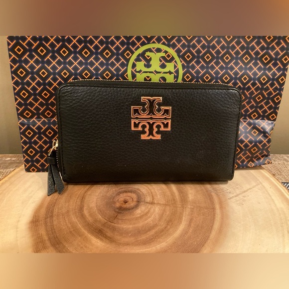 Tory Burch Handbags - Tory‎ Burch BRITTEN Zip Around Continental Wallet BLACK GOLD Logo
